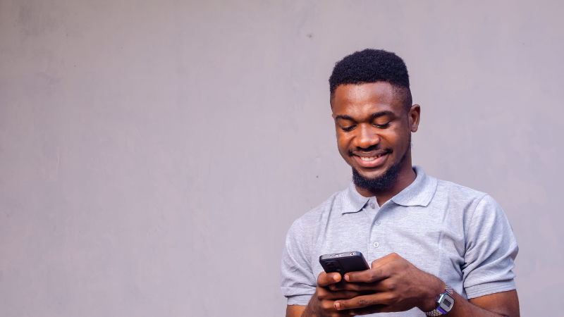 Pessoa cadastrando currículo